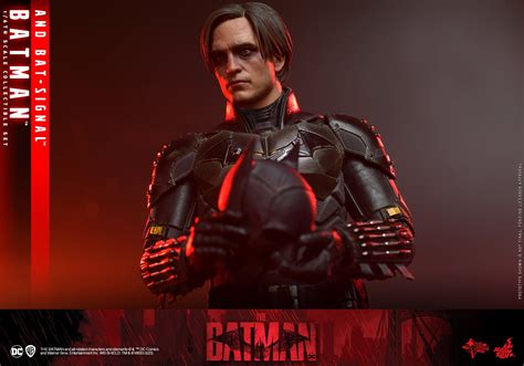 THE BATMAN Hot Toys Reveals Its Awesome Batman And Bat Signal Collectible Set GeekTyrant