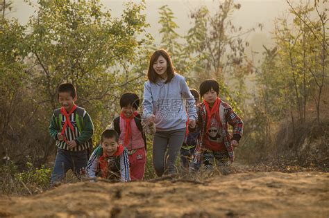 知识8岁到9岁女人乡村女教师和学生在户外高清图片下载 正版图片501961526 摄图网