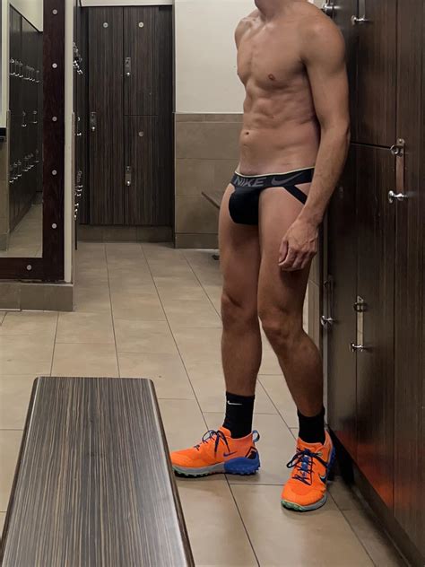 Tell me about a time a guy caught you looking… : r/PublicBulges