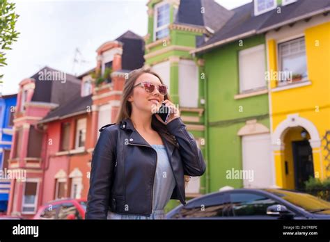Blonde In Leather Jacket Banque De Photographies Et Dimages Haute R Solution Alamy