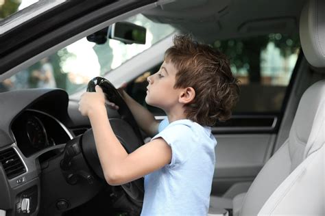 За 2021 год в России произошло 49 ДТП с детьми за рулём | FindMyKids Blog