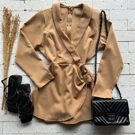 Macaquinho Alfaiataria Ombreiras Detalhe Fivela Nude Dondoca Moda Feminina