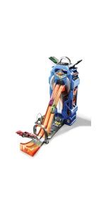 Hot Wheels City Garage Delle Acrobazie Playset Con Pista Collegabile Con Ascensore E Squalo