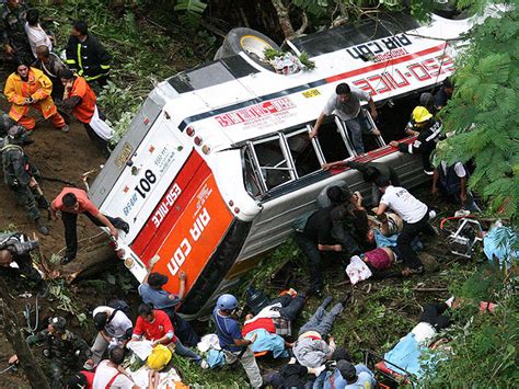 Mueren 40 Personas Al Caer Un Autobús En Un Barranco En Filipinas