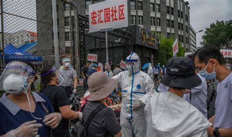 China Outbreak Panic Thousands Line Beijing Streets For Emergency