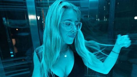 A puro sol y playa Nati Jota posó con una reveladora bikini rosa sobre una reposera combinada