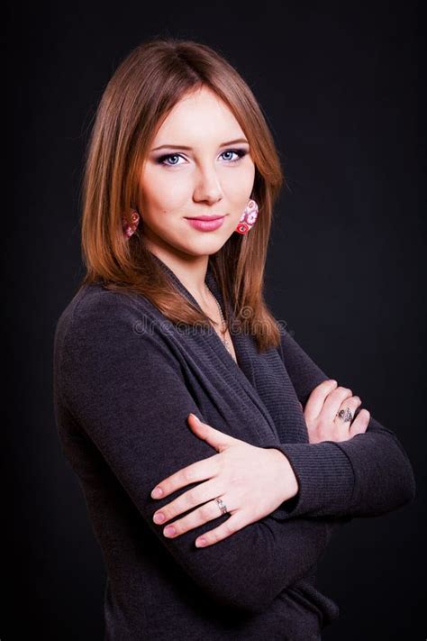 Brunette Met Lang Haar En Blauwe Ogen Stock Afbeelding Image Of Ogen Jong 18608563