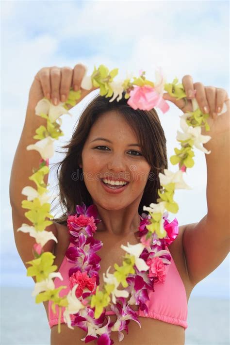 Fille Polynésienne Dans Le Bikini En Hawaï Photo stock Image du plage asiatique 7825654