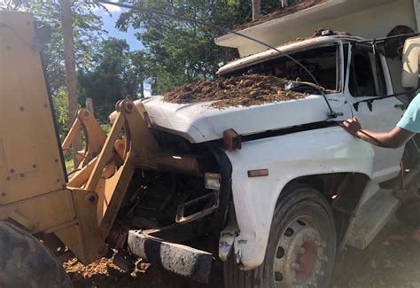 Falha mecânica causou colisão entre caçamba e patrol em Elísio Medrado