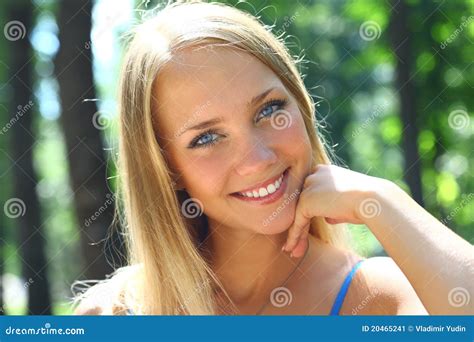 Junge Schöne Blonde Frau Mit Dem Langen Haar Stockbild Bild von betrieb nave 20465241