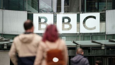 Председатель совета управляющих Би-би-си Ричард Шарп подал в отставку ...