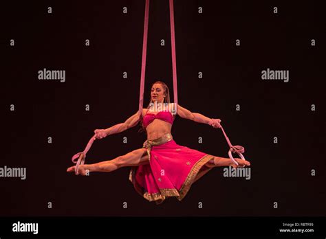 London England 11th January 201 Cast Members Of Cirque Du Soleil