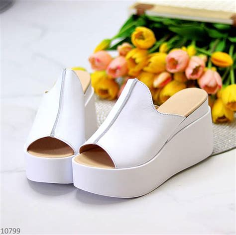 Купить Белые кожаные женские натуральные шлепки на танкетке и платформе ...