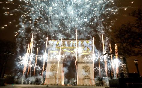 Paris Le Feu Dartifice Du Nouvel An De Retour Sur Les Champs Élysées