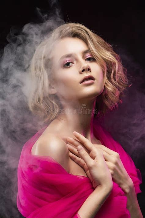 Bella Giovane Ragazza Bionda Con Le Spalle Oleose Nude Ed I Capelli Ricci Avvolti In Un Velo