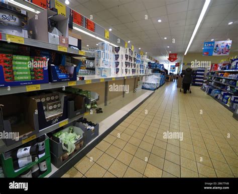 Toilet Roll Supermarket Uk Hi Res Stock Photography And Images Alamy