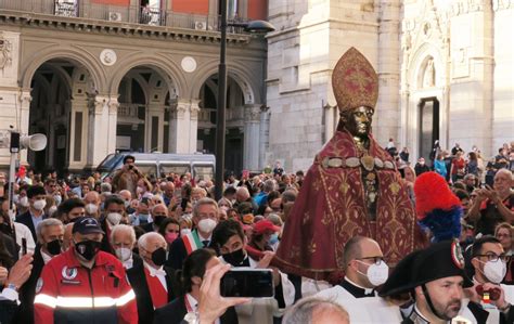 Napoli Torna Il Maggio La Processione Di San Gennaro Atteso Il Miracolo