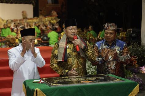 Panglima Tni Dan Pangdam Brawijaya Nobar Wayang Kulit Bareng Santri Dan