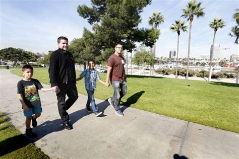 La Pareja Gay Que Adopt A Dos Hermanos Promueve La Adopci N Homoparental Oveja Rosa Revista