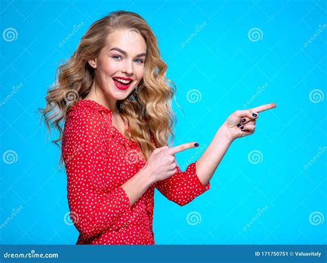 Heureuse Excit E Femme Caucasienne Pointe Sur La Paume Jeune Femme Blonde Avec Des Motions