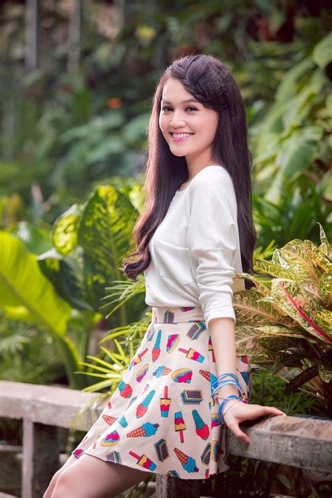 Xuất hiện hot girl xinh đẹp giống HH Diễm Hương