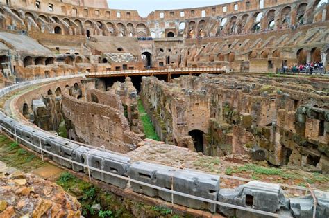 Dentro Del Coliseo De Roma Foto Premium