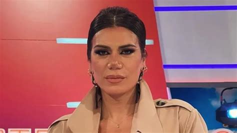 Flor De La V Sorprendida En Vivo Por Una Foto Hot En Su Celular Voy A Mostrarla Al Aire