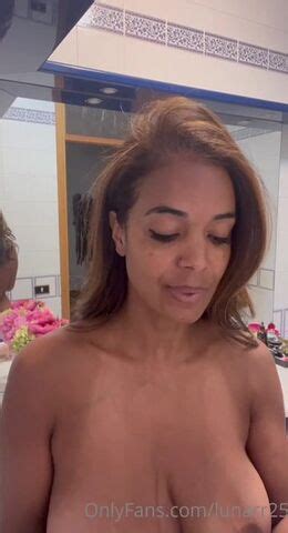 Milf Latina Tettona Nuda In Bagno ItPornIt