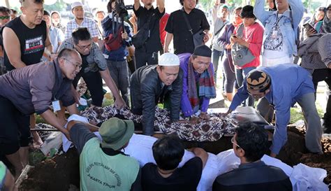 Suasana Isak Tangis Warnai Pemakaman Dika Kerispatih Photo Fimela