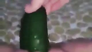Si Penetra La Vagina Con Un Grosso Cetriolo AmaPorn