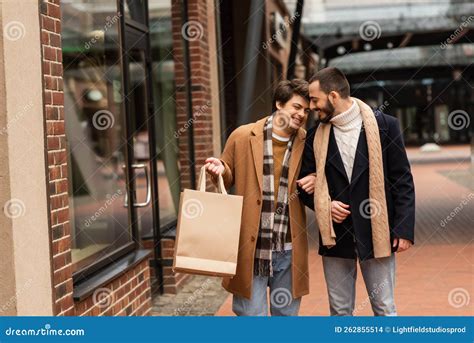 Feliz Hombre Gay Con Bolsas De Compras Foto De Archivo Imagen De Ciudad Amarillento