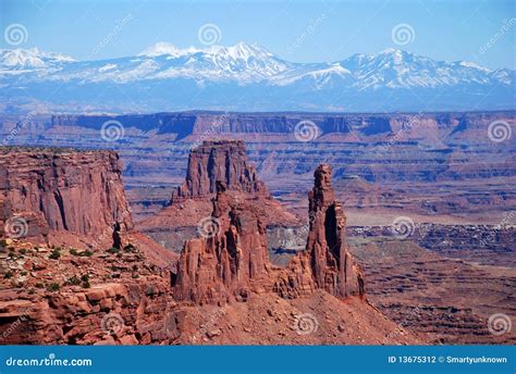 Opinión Del Arco Del Mesa En El Parque Nacional De Canyonlands Foto de