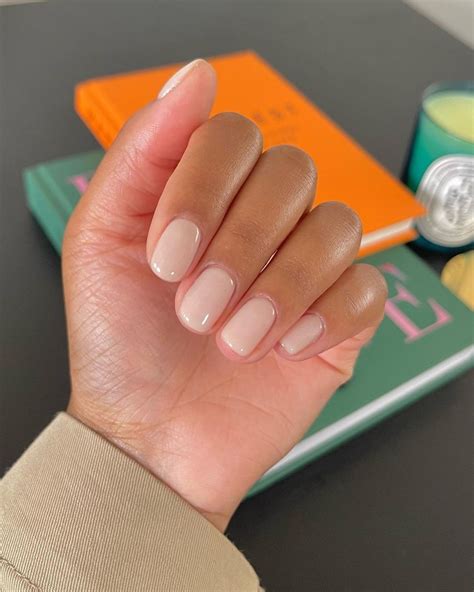 É o fim da nail art Confira dicas de naked nails para conquistar o visual minimalista nas unhas