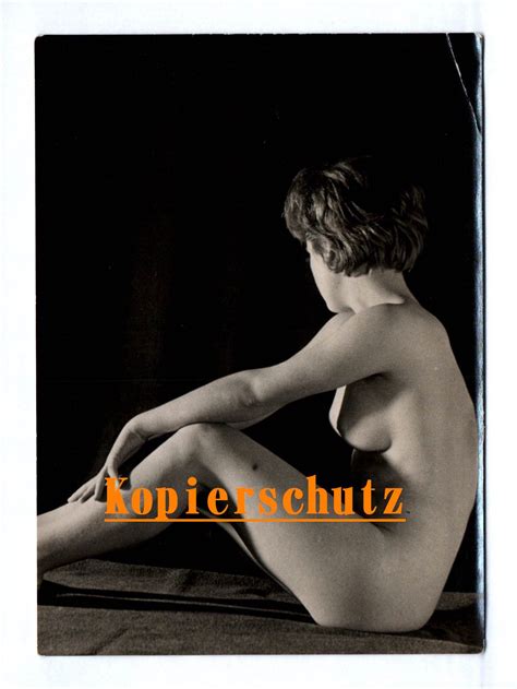 Naked nude altes vintage Erotik Foto Nacktbild Frau sitzend Seitenansicht schwarz weiß 19549