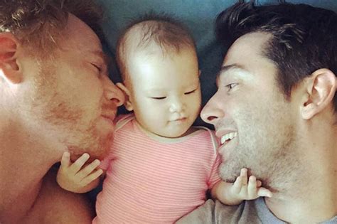 Casal gay faz campanha após tailandesa contratada como barriga de aluguel não permitir saída de