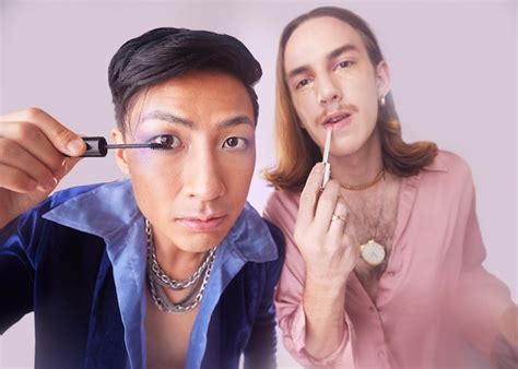 Hombre gay y maquillaje de rímel en estudio con amigos de la generación z belleza y cosméticos