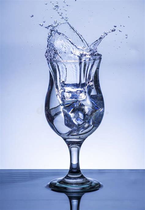 La Imagen De Verter Agua Potable En Un Vaso Imagen De Archivo Imagen