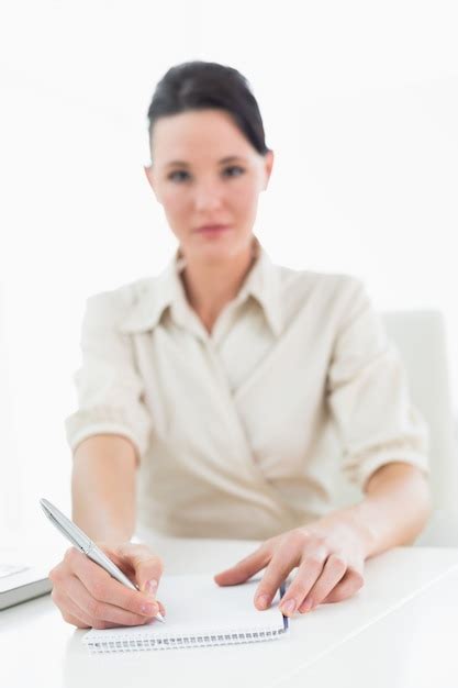 Retrato De Una Joven Empresaria Escribiendo Notas Por Computadora