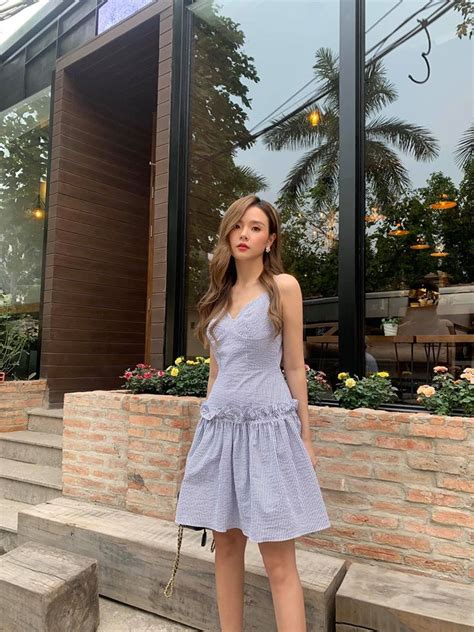 Các hot girl nổi tiếng mua nhà xe khủng nhất là Angela Phương Trinh mua xe tỷ lúc tuổi