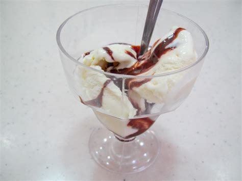 How To Make A Chocolate Marshmallow Fudge Sundae 7 Steps