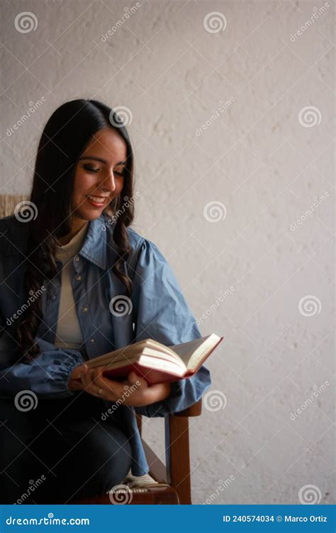 Una Joven Latina Leyendo Un Libro Sentado En El Porche De Su Casa Descansa En Una Silla De