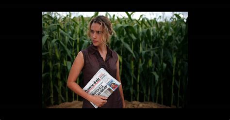 Un Extrait De La Blonde Aux Seins Nus Purepeople