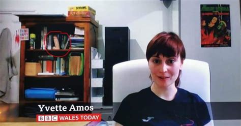 Intervistata Dalla BBC Si Mostra In Webcam Con Un Dildo Gigante Alle Sue Spalle Radio