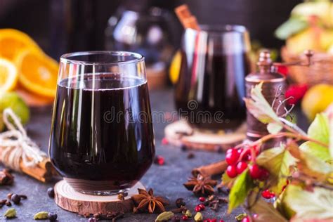 Vinho Quente Especiarias Em Vidros De Vidro Vinho Canela E