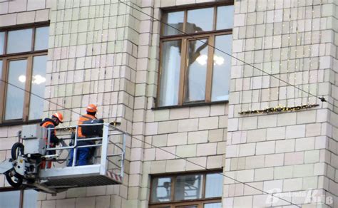 Хрещатик почали по-новорічному прикрашати - Вечірній Київ