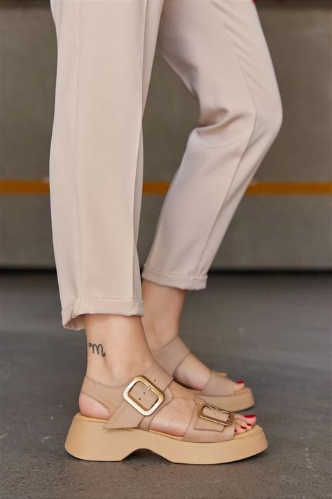 NILUFARR Albania Nude Hakiki Deri Altın Tokalı Kadın Sandalet Fiyatı Yorumları Trendyol