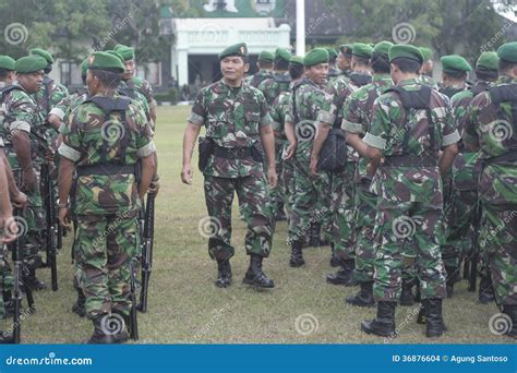 Prepara O Do Ex Rcito Nacional Indon Sio Na Cidade De Java Security De