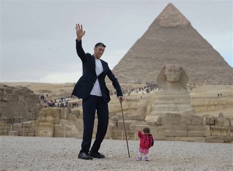 The Worlds Tallest Man Met The Worlds Shortest Woman And Just Look