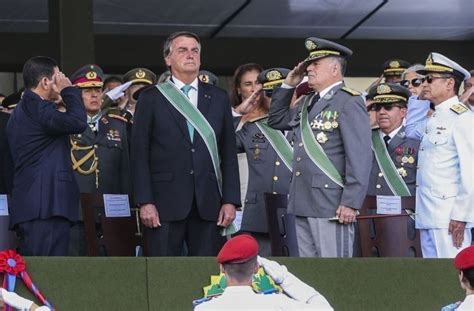 Bolsonaro Recebe Braga Netto E Militares Das Forças Armadas No Palácio