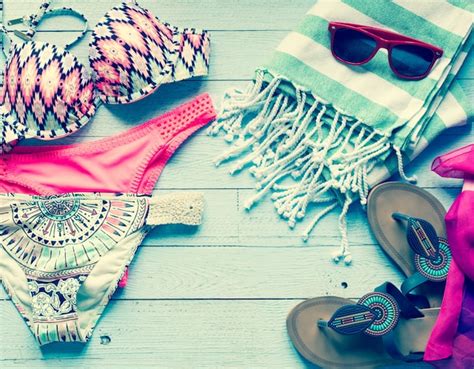 Bikini de traje de baño de mujer de moda de verano concepto de vacaciones espacio libre antes